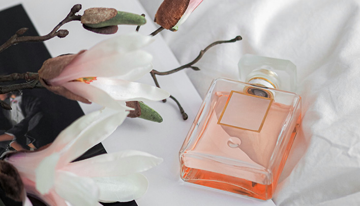 Lifestyle_708x405_Parfumflakon_Stoff_Blueten_3_25-708x405.jpg
