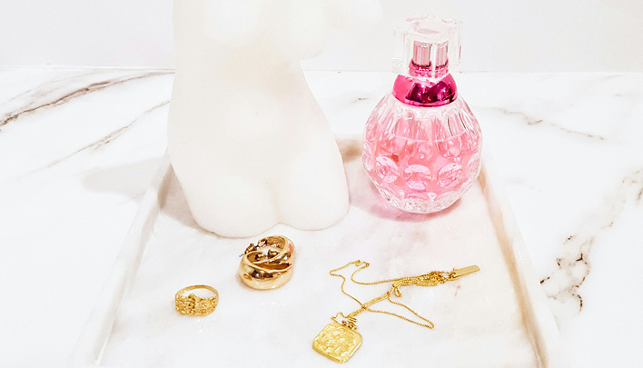 Lifestyle_708x405_Pinker_Flakon_Schmuck_weißer_Hintergrund_3_25-708x405.jpg