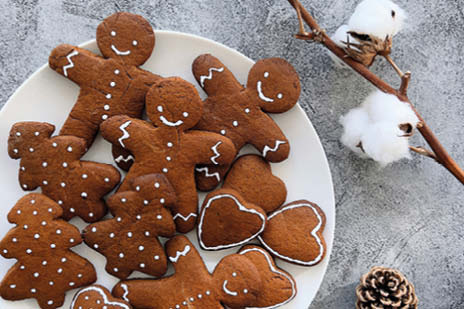 Plätzchen auf einem Teller, Thema Weihnachten