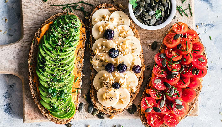 Belegte Brote mit Früchten und Gemüse, sehr schön angerichtet