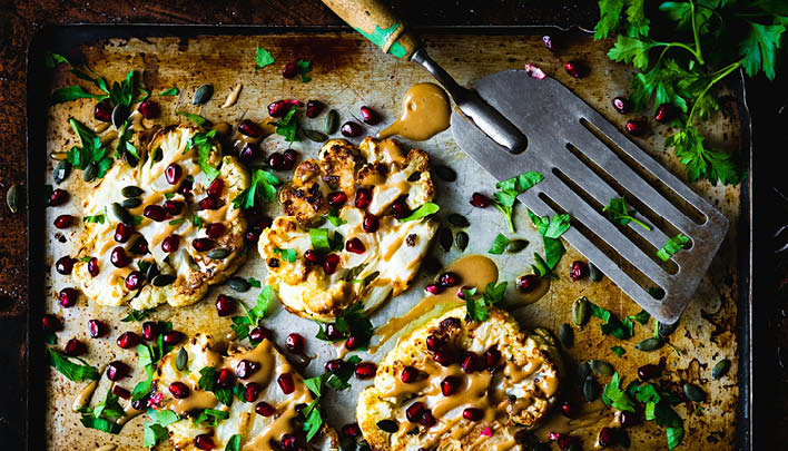 Ein Blech auf dem Nüsse und Blumenkohl zu sehen sind