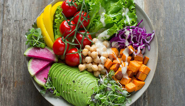 Teller mit verschiedenem Obst und Gemüse