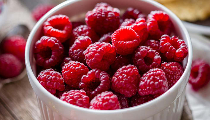 Lifestyle_708x405_Himbeeren_weiße_Schale_4_25_708x405.jpg