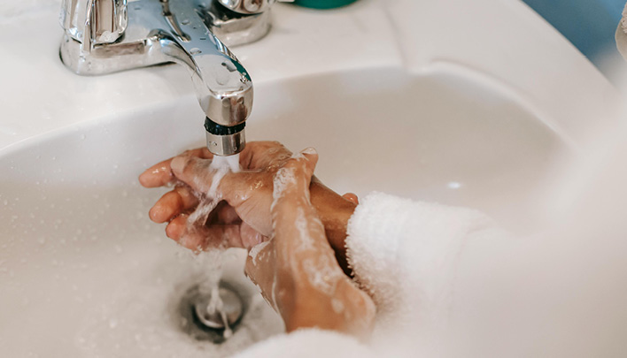 Hände im Waschbecken waschen