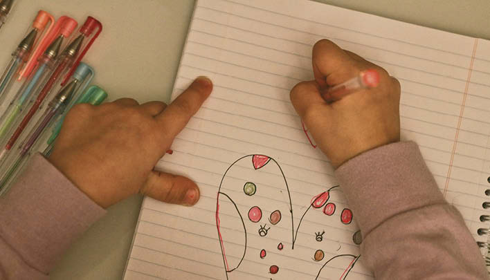 Ein Kind zeichnet auf einem Zeichenblog