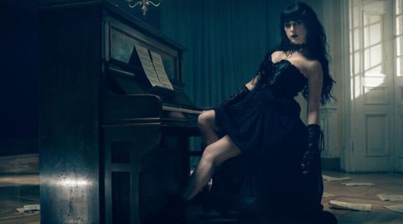 Schwarzromantisch schön: Sängerin Sotiria im Dark-Romance-Style.