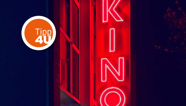 Schild auf dem Kino steht