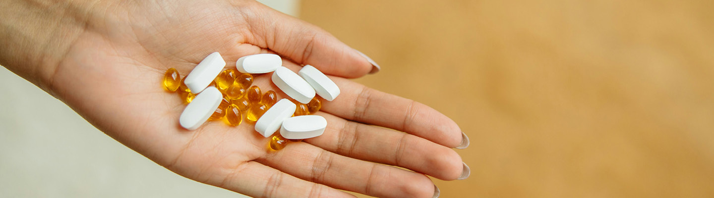 Hand hält Tabletten