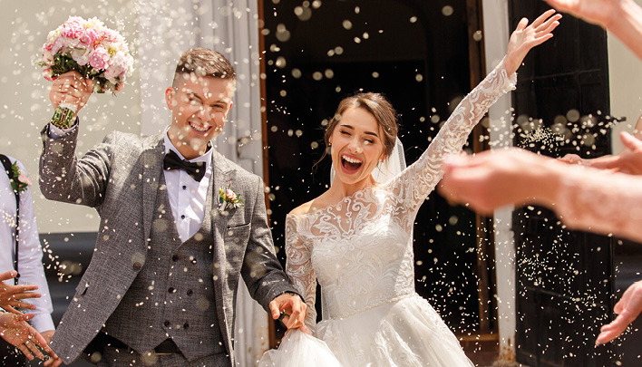 Lifestyle_708x405_Hochzeitspaar_Happy_Glitzer_3_25-708x405.jpg