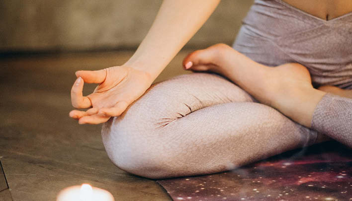 Frau im Schneidersitz