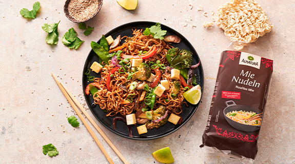 gebratene-nudeln-rezeptbilld-575x320-84316-0