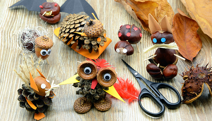 Herbstliche Figuren aus Kastanien und Tannenzapfen