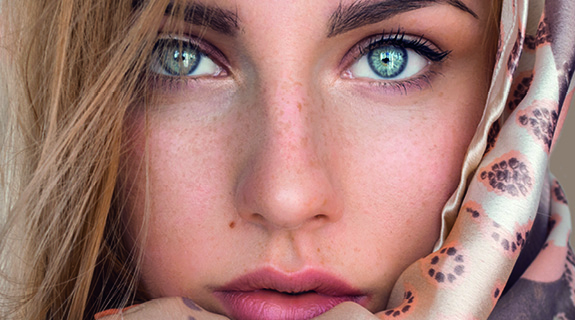 Lifestyle_Ausgabe2_Concealer_Frau_Gesicht_575x320-63403-1