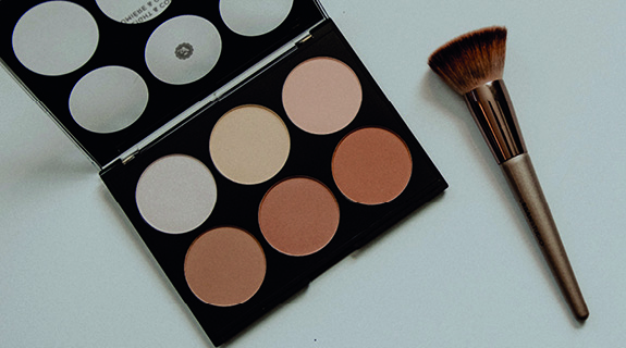 Lifestyle_Ausgabe2_Concealer_Palette_Pinsel_575x320-63406-1