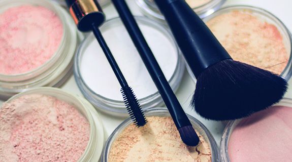 Lifestyle_Ausgabe2_Concealer_Pinsel_Dosen_575x320-63405-1