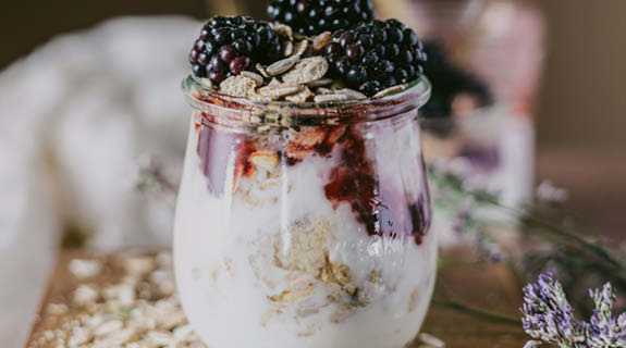 lifestyle-joghurt-im-glas-brombeeren-flocken-575x320-94416-0