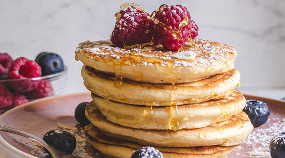lifestyle-pancakes-himbeeren-honig-575x320-94426-0