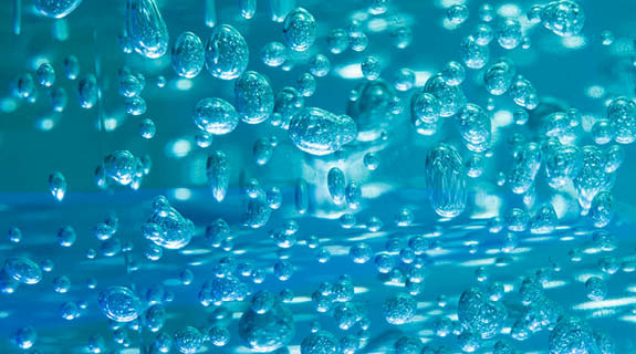 lifestyle-blasen-fluessigkeit-blauer-hintergrund-575x320-94136-0