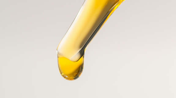 lifestyle-pipettenoeffnung-gelber-tropfen-575x320-94137-0
