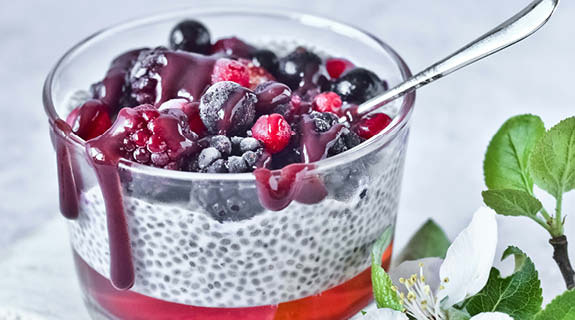 lifestyle-chiapudding-mit-beeren-im-glas-kirschblueten-04-24-96379-0