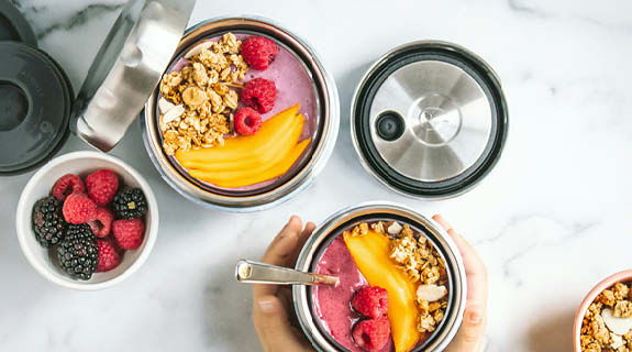 lifestyle-zwei-smoothies-beeren-mango-575x320-94415-0