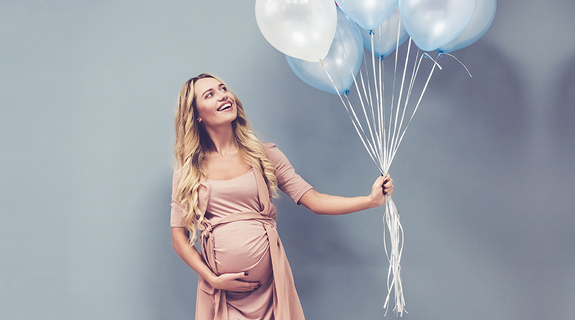 Blog_BabyShower_575x320_LifestyleBilder_Themen_im_Text_Ausgabe2_2_Frau-schwanger-Luftballons-49869-0