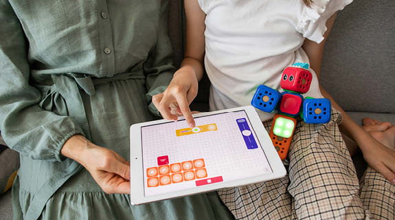 lifestyle-h4-mutter-gru-enes-kleid-tochter-wei-es-shirt-karohose-spielfigur-tablet-06-24-102153-0