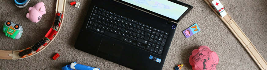 lifestyle-header-flatlay-kinderspielzeug-laptop-holzeisenbahn-spielfiguren-fu-ball-hellbrauner-teppich-06-24-102151-0