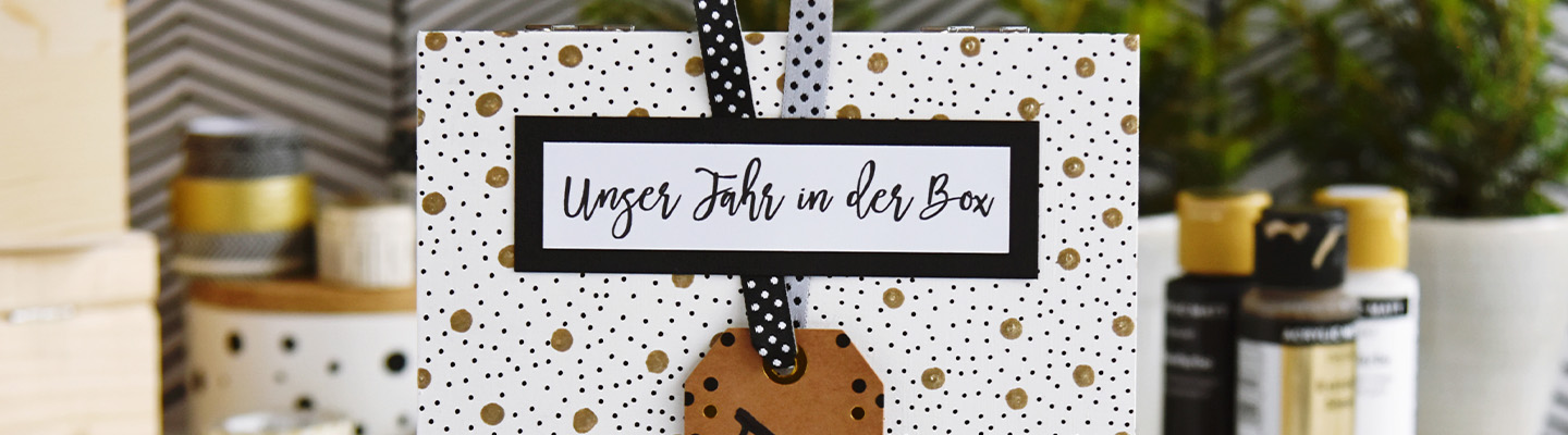 Geschenktüte mit der Aufschrift "Unser Jahr in der Box"
