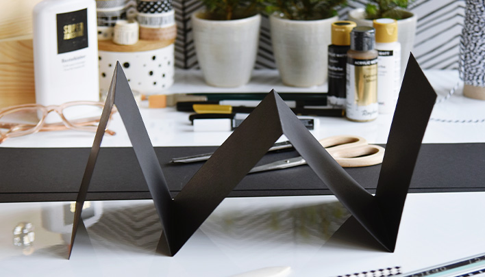 Schwarzes Tonpapier zu einem Leporello gefaltet