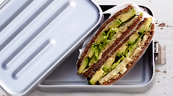 erdnuss-avocado-sandwich-575x320-81202-0