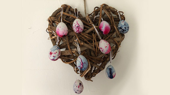 ostereier-faerberei-ergebnis-aufgehaengt-575x320-4561