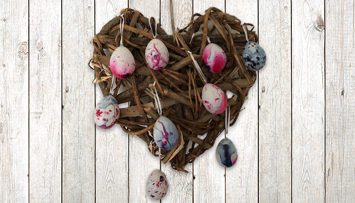 ostern-eier-faerben-mit-nagellack-herz-708x405.jpg