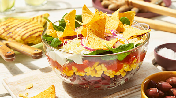 grillen-mit-alnatura-mexikanischer-schichtsalat-inspiration-575x320-41607