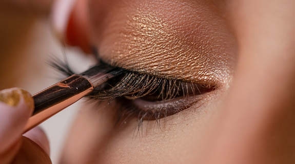 lifestyle-closeup-augen-frau-lidschatten-pinsel-01-25-103994-0