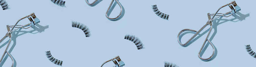 lifestyle-header-blauer-hintergrund-fake-lashes-wimpernzange-01-25-103988-0