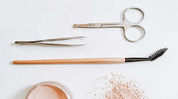 lifestyle-weisser-hintergrund-schere-pinzette-kamm-puder-01-25-103993-0