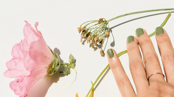 Lifestyle_Nr.3_Nagellack_Dunkelgruen_575x320-65524-2