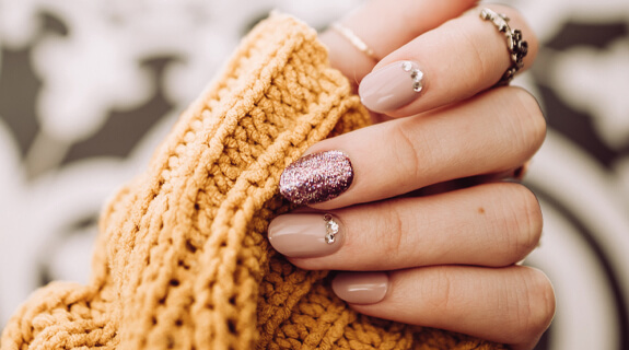 Lifestyle_Nr.3_Nagellack_Gold_575x320-65525-1
