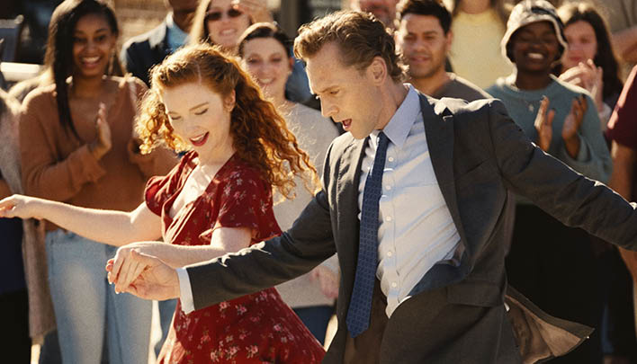 Mann und Frau tanzen auf der Straße