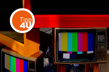 Alter Fernseher mit bunten Streifen darauf