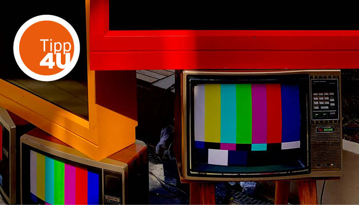 Alter Fernseher mit bunten Streifen auf Bildschirm