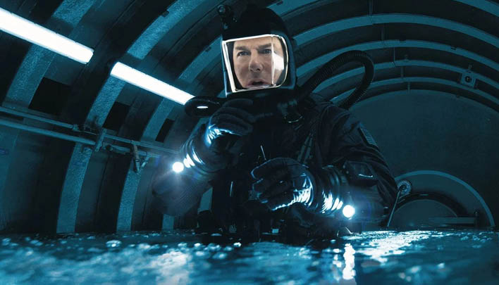 Mann in Schutzanzug in dunkler Kulisse