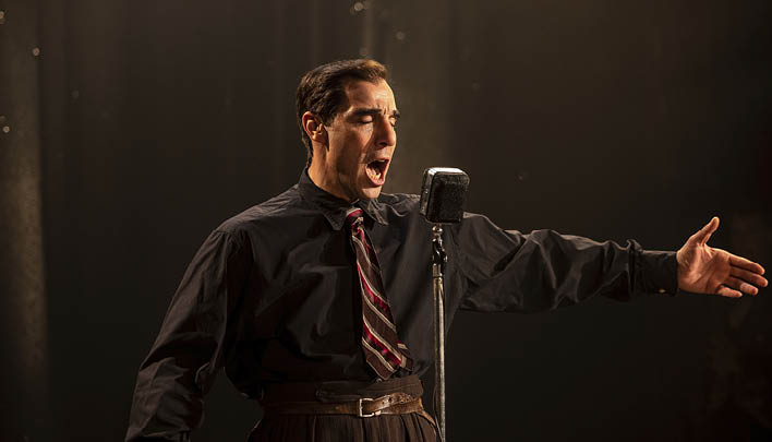 Mann singt in Mikrofon