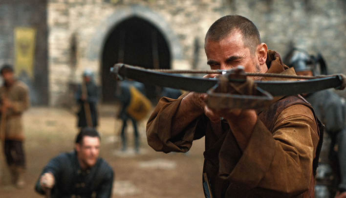 Mann hat mittelalterliche Waffe in der Hand