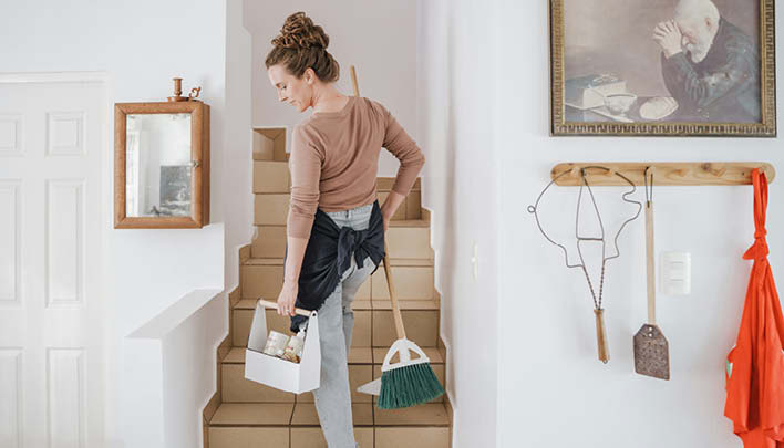 Lifestyle_Frau_Treppe-Putzuntensilien_2_25-708x405.jpg
