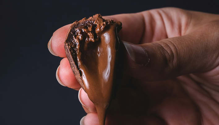Lifestyle_Schokoladenbrownie_fluessige_Schokolade_Hand_2_25-708x405.jpg