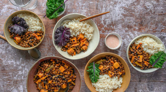 lifestyle-chili-sin-carne-reis-to-go-schale-teller-holzhintergrund-01-25-104496-0