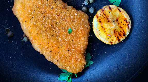 lifestyle-lupinen-schnitzel-schwarzer-teller-01-25-104504-0