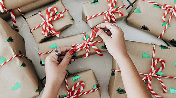 lifestyle-h8-frauenha-ende-roter-nagellack-geschenke-geschenkpapier-mit-weihnachtsbaumdruck-zuckerstangen-rot-wei-es-geschenkband-06-24-102199-0